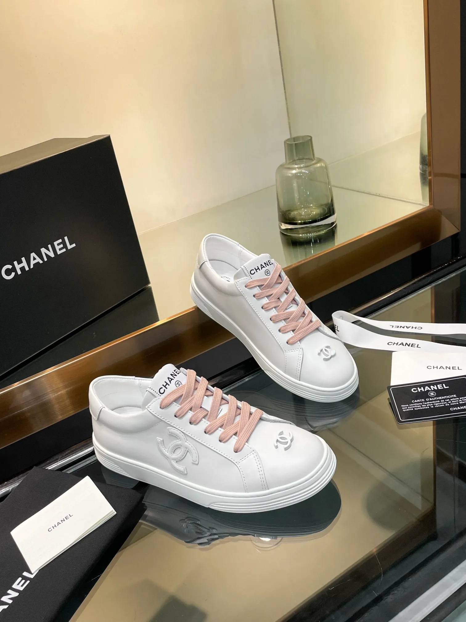 👟👟Ex-factory price 520👟👟Chanel Chanel 25SF latest model full leather panda color white shoes casual sports shoes skateboard shoes original purchase and development production Xiaoxiang C Home Another super popular item in the counter, loved by Internet celebrity bloggers and sisters, and various praises on social platforms. It is very popular, has a high texture, is breathable and super spring and summer. Seeing this issue always arouses the inner desire of girls for fashion. The latest suede material, classic black and white color, full of fashionable feeling on the feet, easy to care for. Fabric: Original customized imported cowhide material. Lining: Customized soft sheepskin lining. Sole: Original molded TPU non-slip outsole. Bottom thickness: 2.5CM. Size: Women's size 35-40 (custom-made sizes 40 are non-refundable)